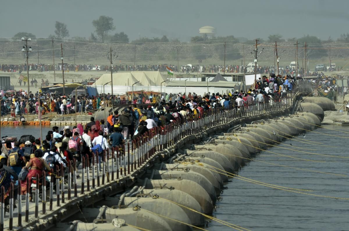 Mahakumbh 2025 Massive jam in Prayagraj due to crowd of devotees