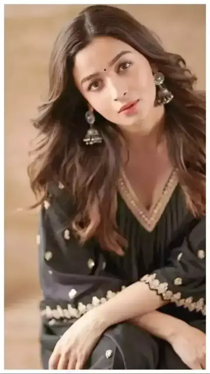 Alia Bhatts Glamorous Looks