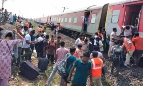 Kamakhya Express derails, One dead, 8 injured Kamakhya Express derails, One dead, 8 injured