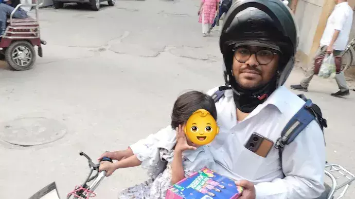 Swiggy Delivery Partner Carries 2-Year Old Daughter To Deliver Food; Netizens Are All Hearts Swiggy Delivery Partner Carries 2-Year Old Daughter To Deliver Food; Netizens Are All Hearts
