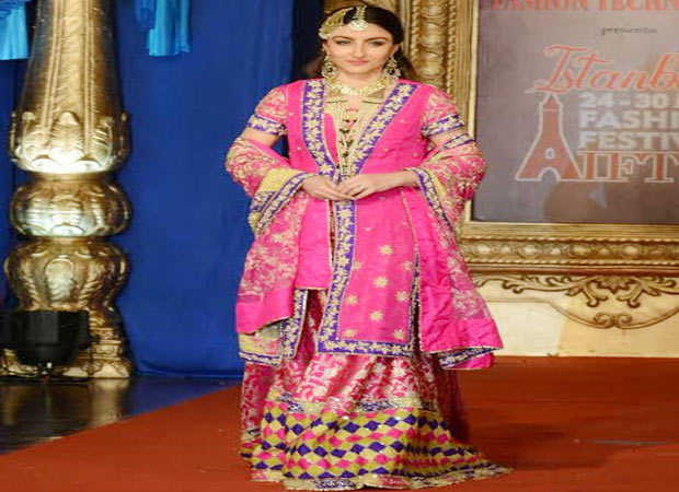 Soha Ali becomes show stopper at AIFT festival in Lko