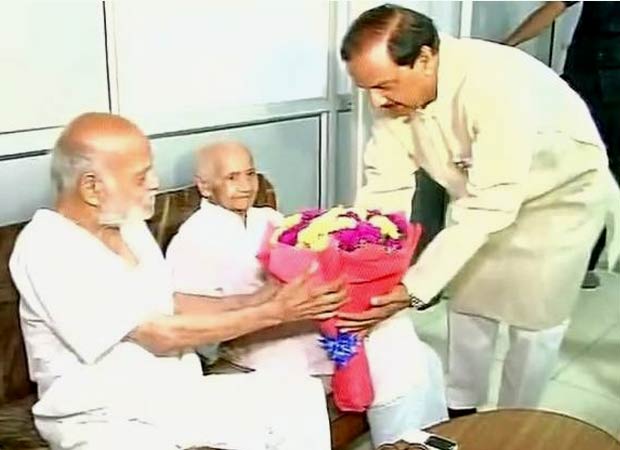 PM Modi talks to Mahatma Gandhis grandson Kanubhai