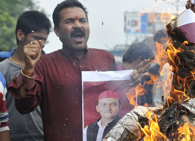 BJP workers burnt effigies of Akhilesh Yadav in Kanpur