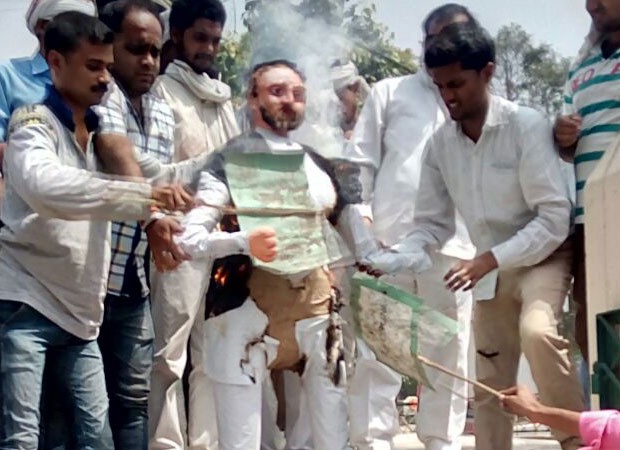 Congress leaders burn effigies of PM Narendra Modi in Allahabad