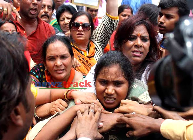 PHOTOS: Protesting BJP women molest lady constable in Lucknow