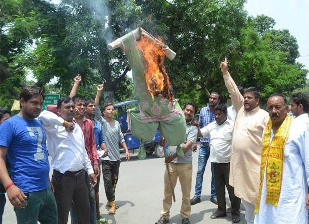 Hindu Swabhiman Sanstha burns Mehbooba Mufti effigy