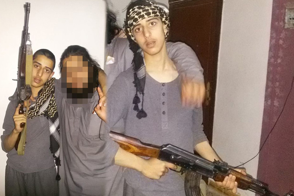 Teenage British schoolboy posts pics on FB from ISIS territory