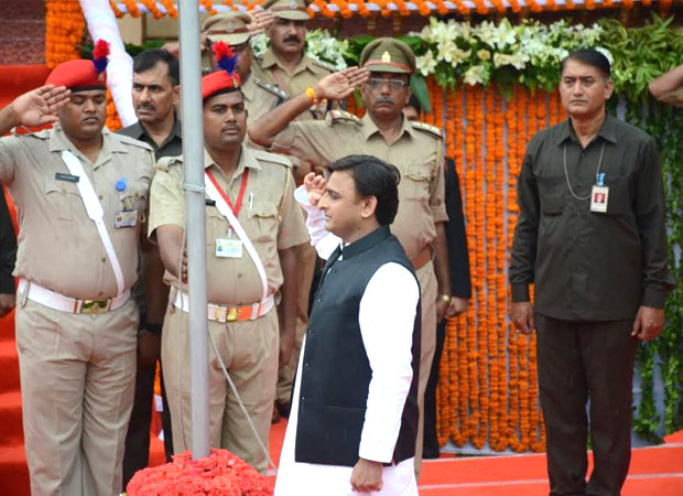 UP CM Akhilesh Yadav hoists Indian flag at Vidhan Sabha