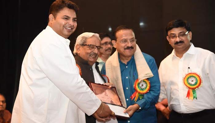 Hindi Sansthan bestows Yogesh Mishra with Madhu Limay Award