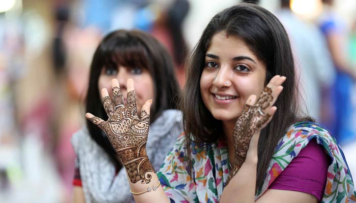 PICTURES: Women applying Henna for Karwa Chauth in the city of Nawabs