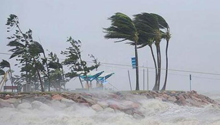 Cyclone Vardah reaches close to Chennai, creates heavy winds