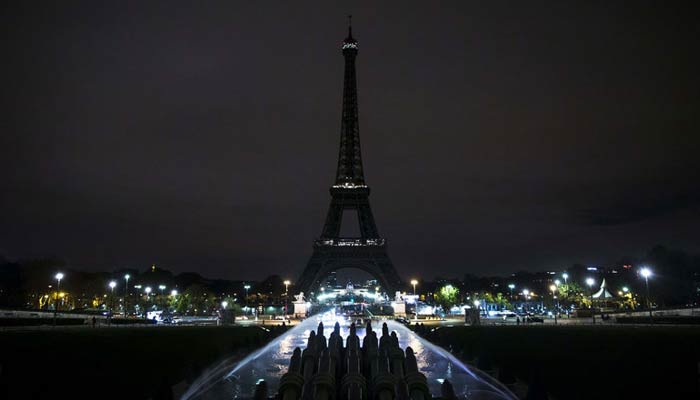 Eiffel Tower goes dark to express solidarity with Aleppo