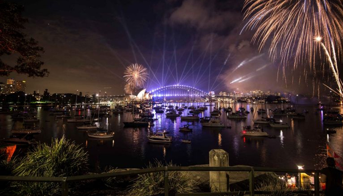 PICTURES: Sydney lightens up the sky to welcome New Year 2017