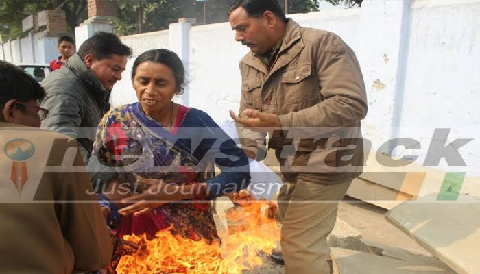 Immolation bid by women outside Vidhan Sabha, Lucknow