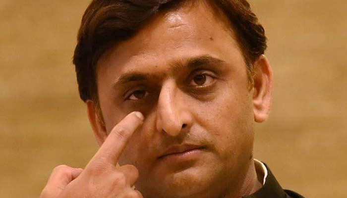 Akhilesh Yadav explains how EVMs can be tampered without internet!