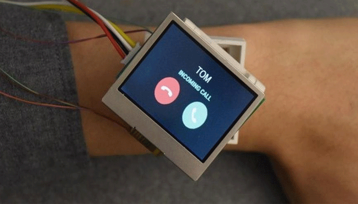 Amazing! This smartwatch can move in five directions