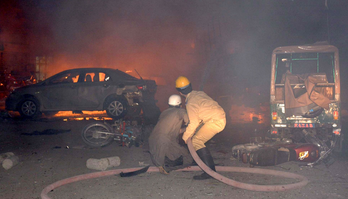15 dead, 32 injured as blast hits army truck in Pakistan