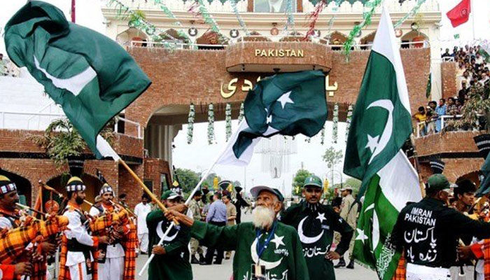 Pakistan celebrates 70th I-Day | Army hoists largest flag at Wagah Border