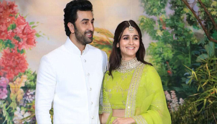 Ranbir Kapoor and Alia Bhatt clicked at Mumbai Airport