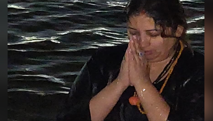 Union Minister Smriti Irani takes a holy dip in Kumbh, tweets pic