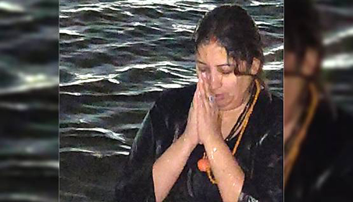 Makar Sankranti 2019: Smriti Irani Takes Holy Dip In River Ganga During Shahi Snan