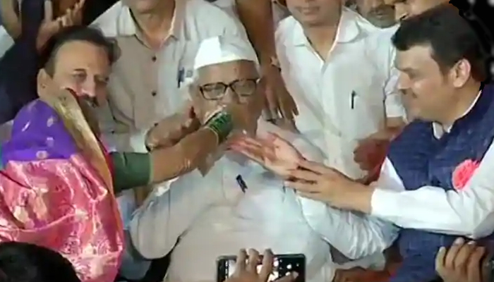 Maharashta: Hazare calls off his strike after CM Fadnavis accepts demand