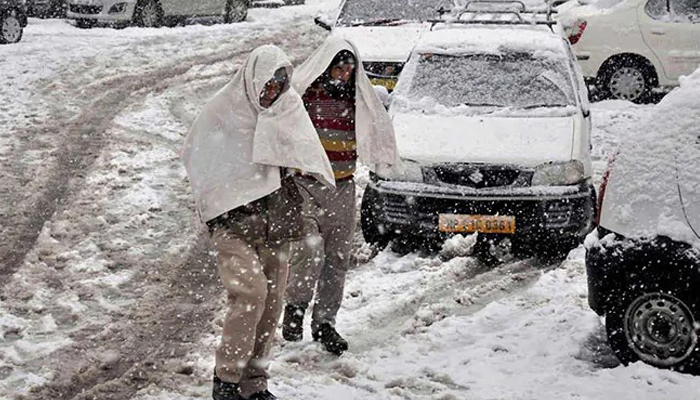 Atleast 10 go missing after avalanche hits Jammu-Sringar highway