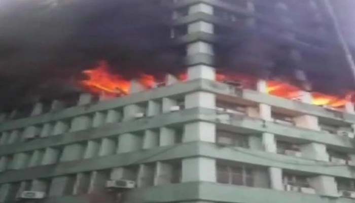 Delhi: Masssive fire breaks out at CGO complex, Security personnel dies
