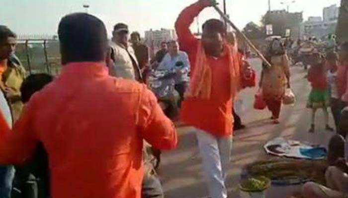 Lucknow: Saffron goons thrash Kashmiri vendors, one arrested