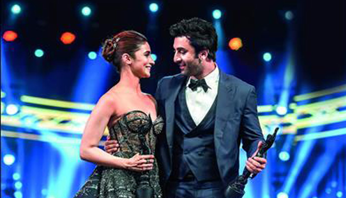 Alia expresses her love for her bae says, Ranbir is a gem