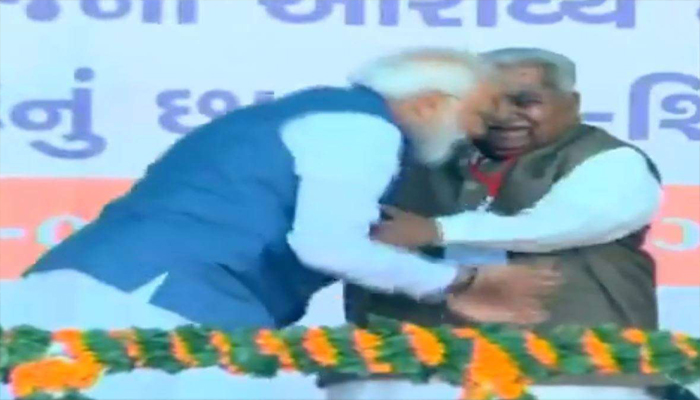 Heres how PM Modi receives blessings from Former CM of Gujarat Keshubhai Patel