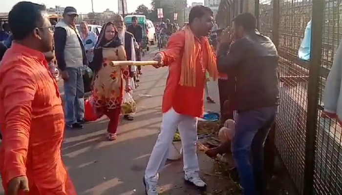 People thrashing Kashmiri vendors in Lucknow, video goes viral People thrashing Kashmiri vendors in Lucknow, video goes viral