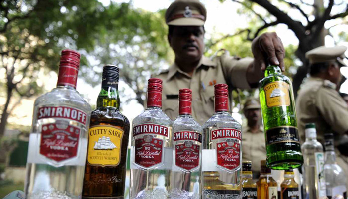 UP: 2 members of liquor smuggling gang arrested in Meerut