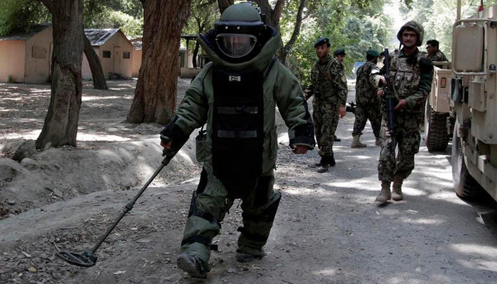 Roadside bomb kills three Pakistan army officers, one soldier