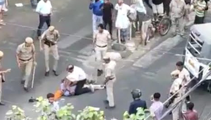 Delhi Police brutally beat up auto driver and his son on the street | Video