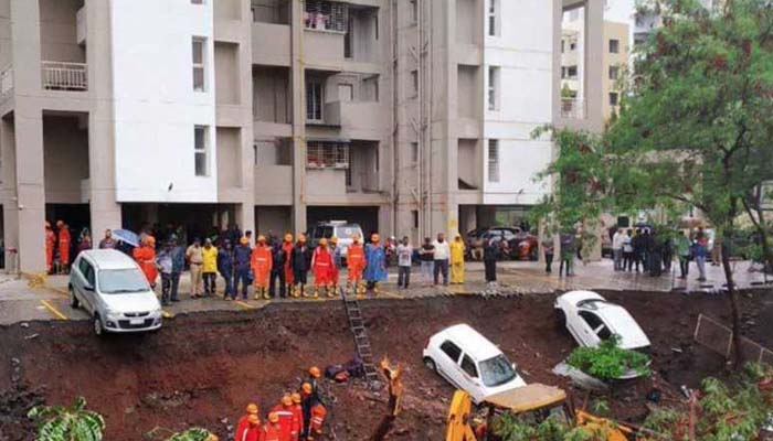 Fadnavis orders inquiry into Pune wall collapse incident