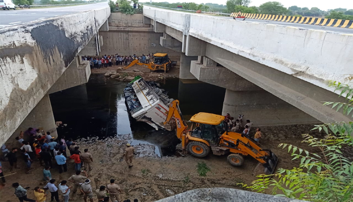 Yamuna Expressway: 29 killed, 20 injured after a bus falls off into a nullah