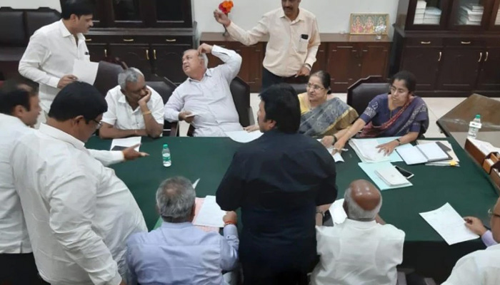 Karnataka: 11 Cong-JDS MLAs submit resignation at Speakers office
