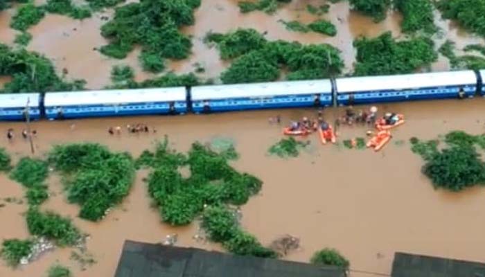 #MumbaiRains: Mahalaxmi Exp stuck with 700 passengers, NDRF called in
