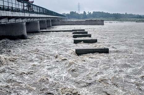 Yamuna likely to cross danger mark this evening, millions of lives at risk!