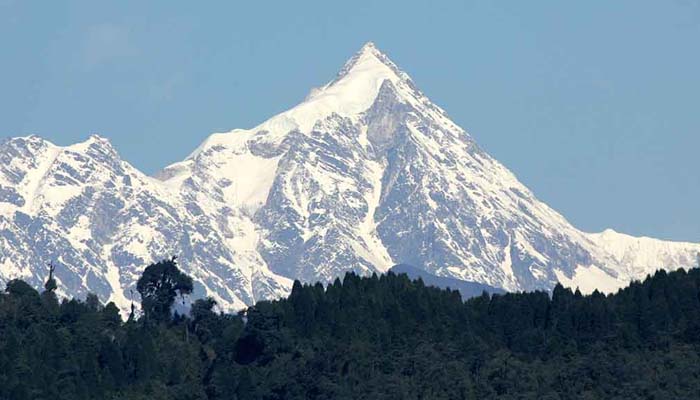 India opens its 137 Himalayan peaks for foreigners , including Kanchenjunga