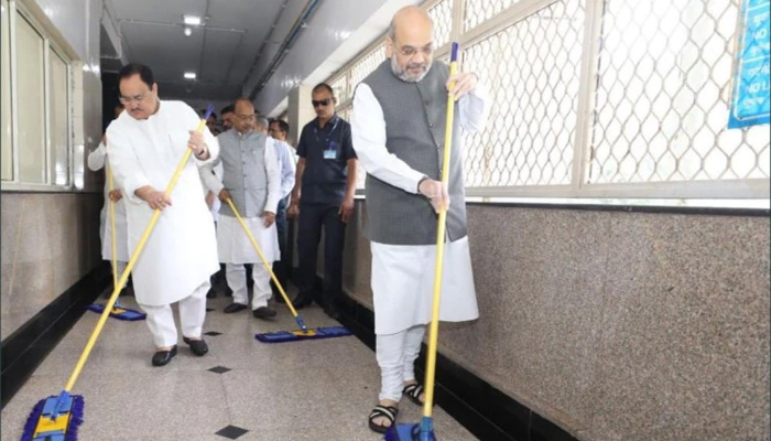 Seva Saptah: Amit Shah along with BJP leaders sweep AIIMS floor