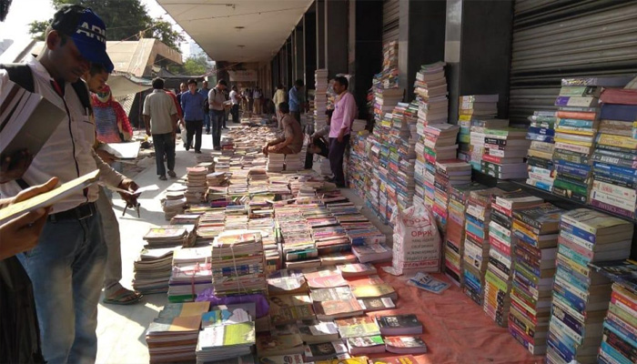 Dariyaganj Sunday book market has moved to the Mahila Haat