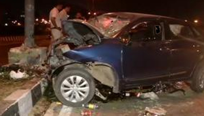 Three injured as car hits street light in Mayur Vihar