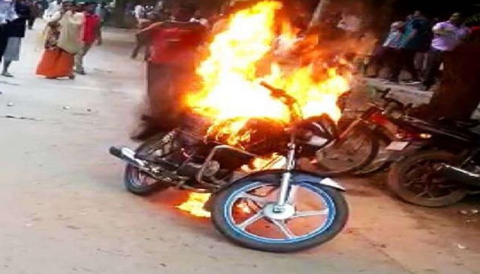 Man sets motorcycle ablaze after being issued challan for drunk driving