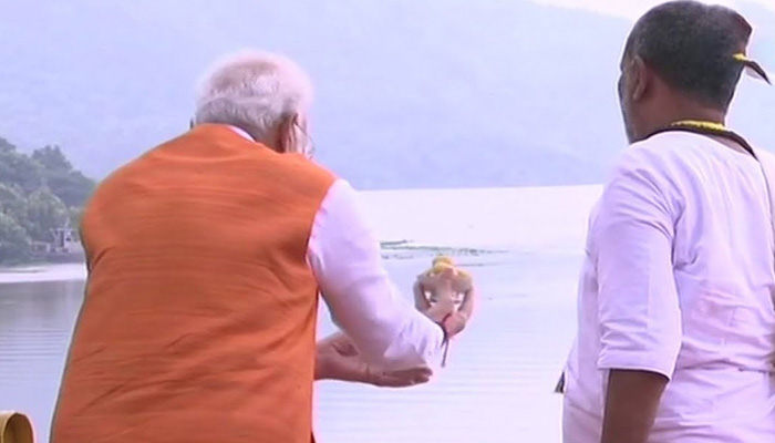Modi performs Narmada aarti at Sardar Sarovar dam