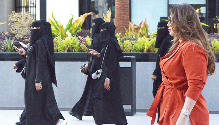 Rebel Saudi women shun obligatory abaya robe; attracts criticism