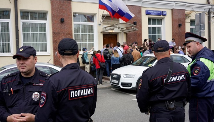 Police raids homes of opposition activists across Russia