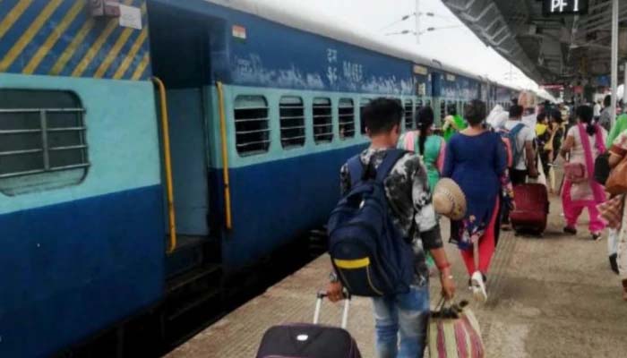 Passengers vandalise station managers office at Howrah stn