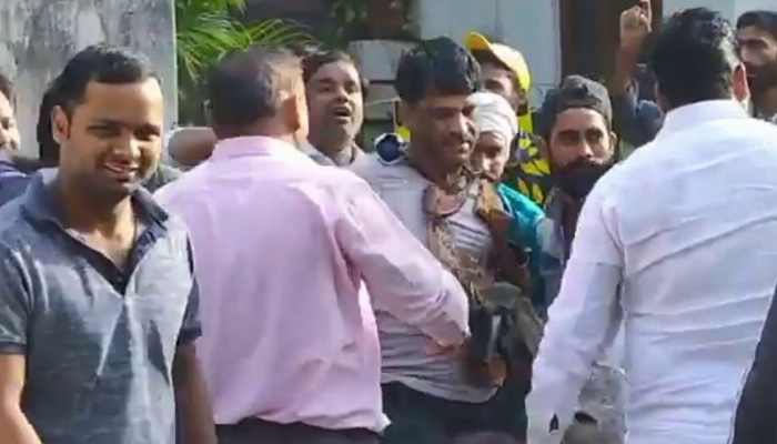 Rsthan: 2 BSP leaders garlanded with shoes, paraded outside party office